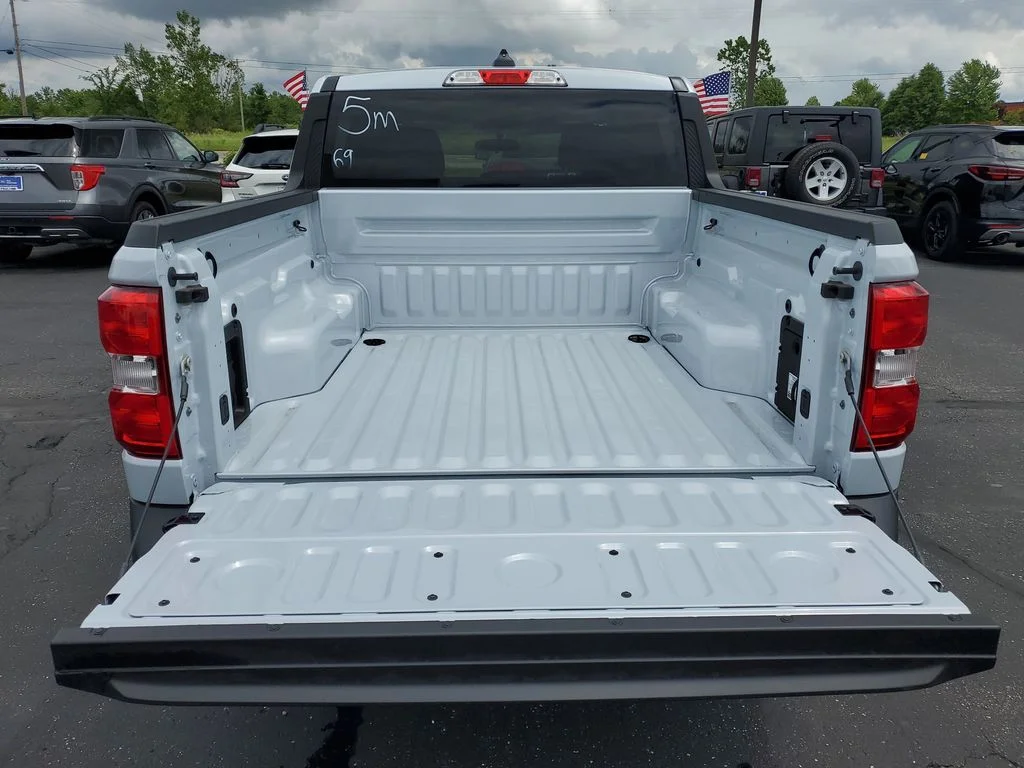 New 2026 Space White Metallic Ford XLT image 25