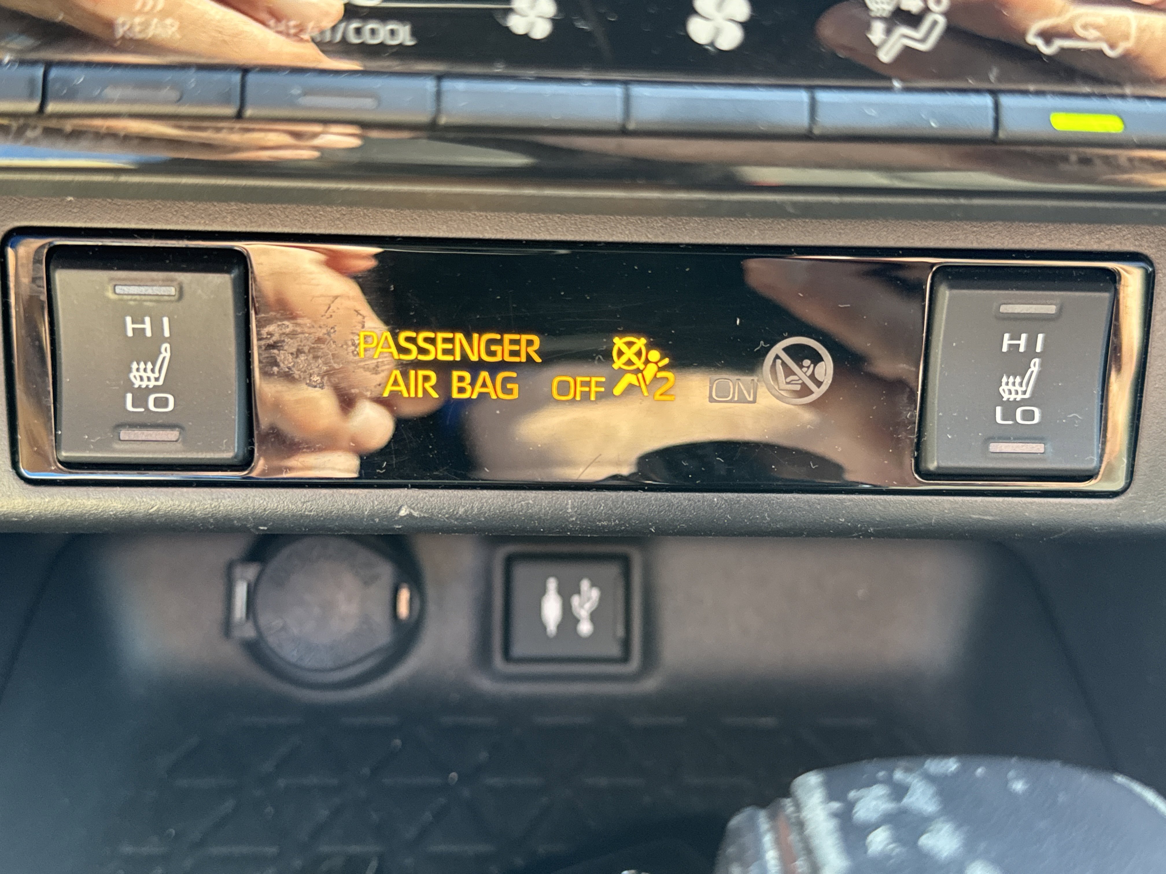Used 2019 RUBY FLARE PEARL Toyota XLE image 19