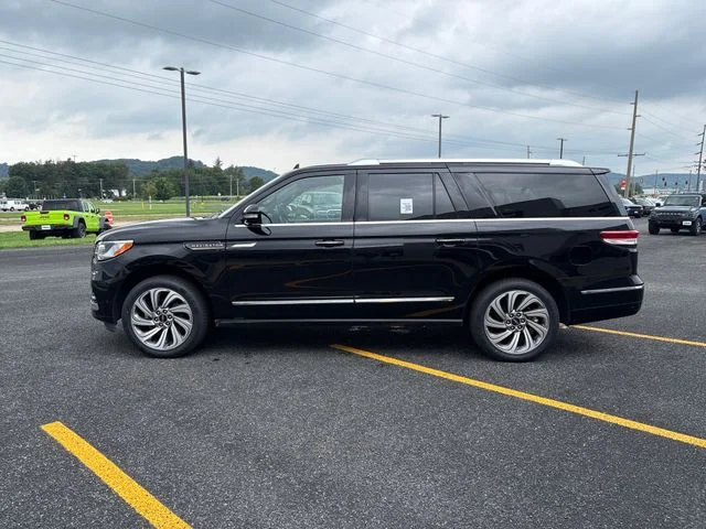 Used 2022 Black Metallic Lincoln Reserve image 2