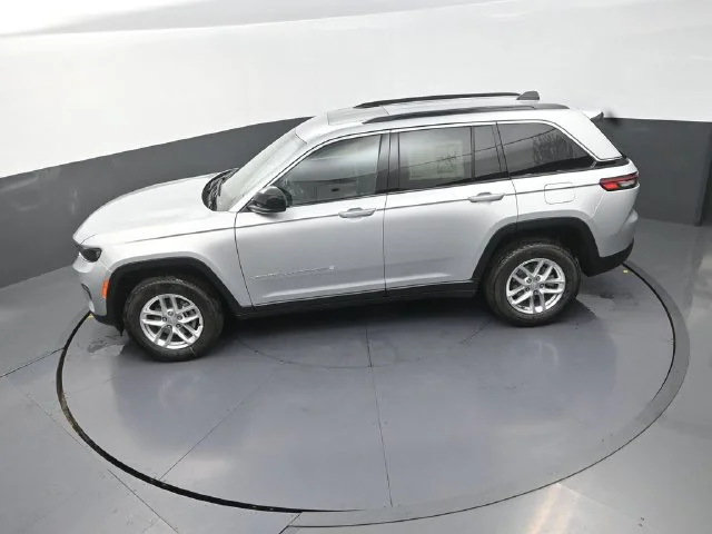New 2026 Silver Zynith Exterior Paint Jeep Laredo X image 13