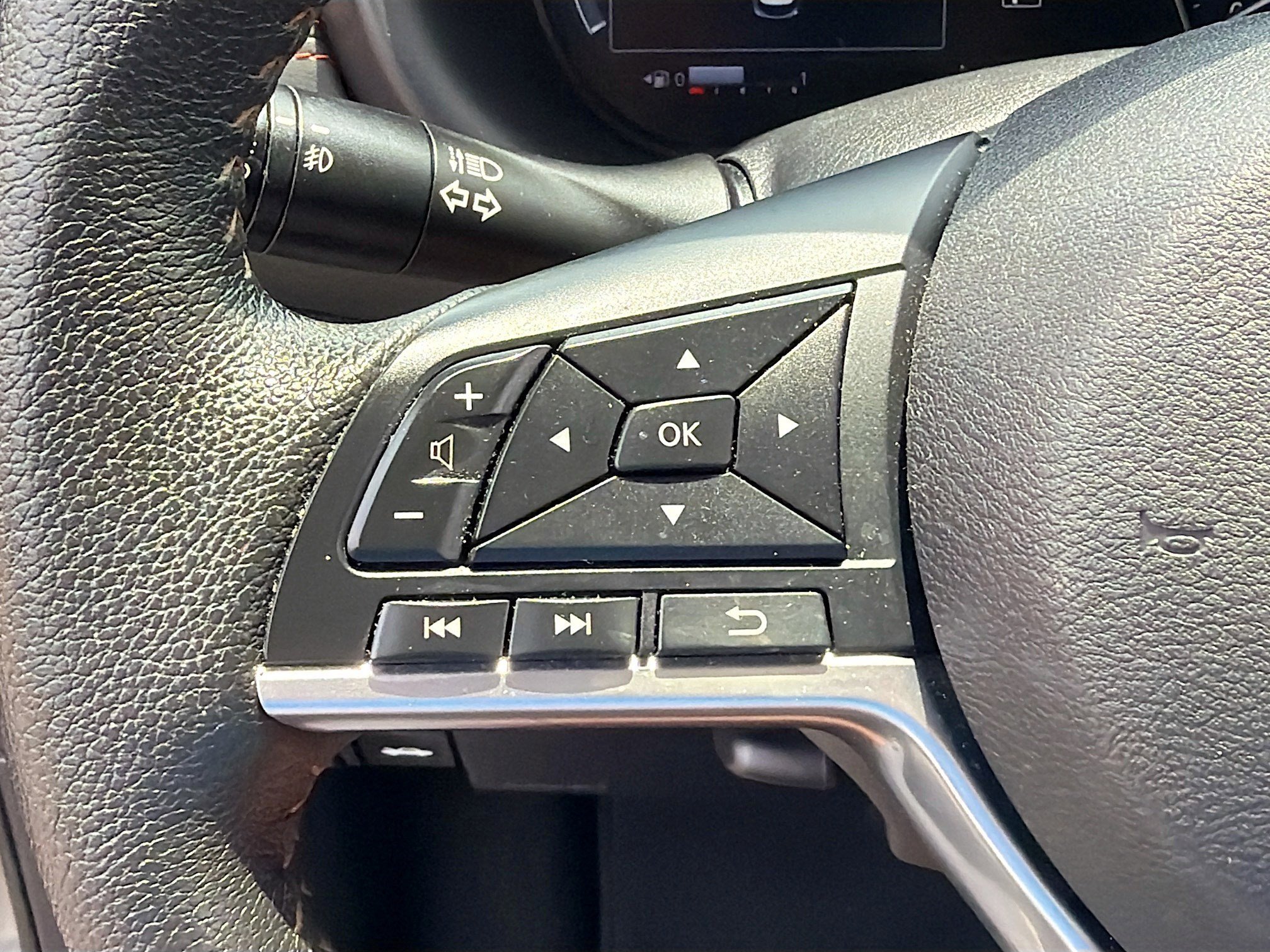 Used 2023 Gun Metallic Nissan SR image 16