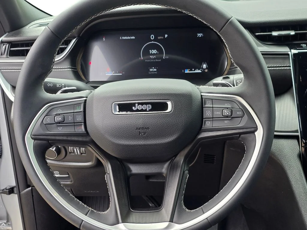 Used 2025 Silver Jeep Laredo image 18