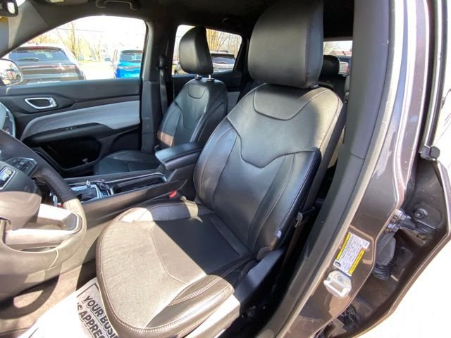 Used 2023 Gray Jeep Latitude Lux image 9