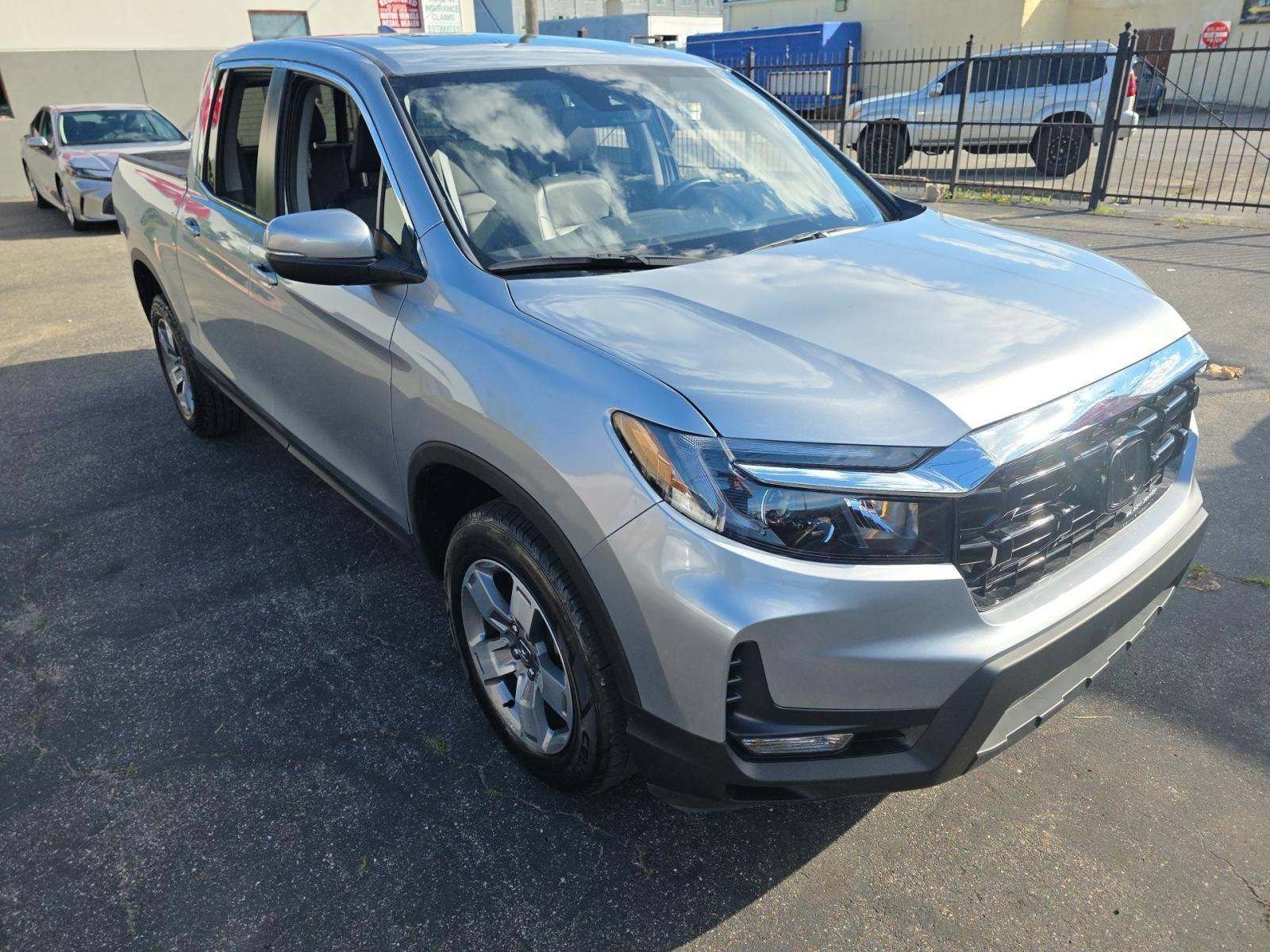 Certified Used 2025 Solar Silver Metallic Honda RTL image 5