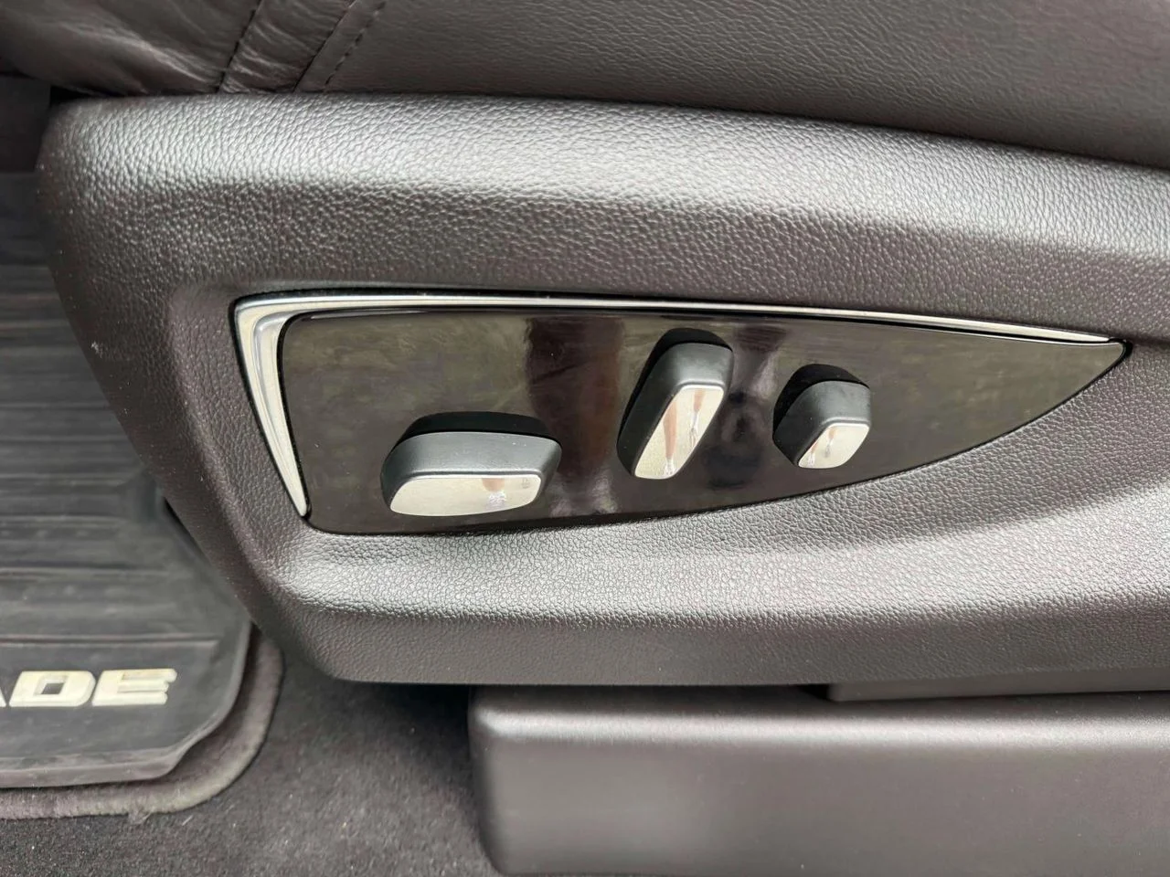 Used 2018 Black Raven Cadillac Luxury image 21