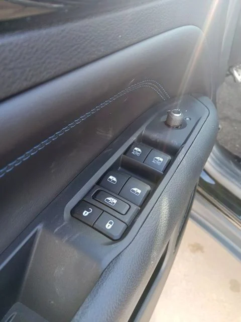 New 2026 Diamond Black Crystal Pearl-Coat Exterior Paint Jeep Latitude image 10