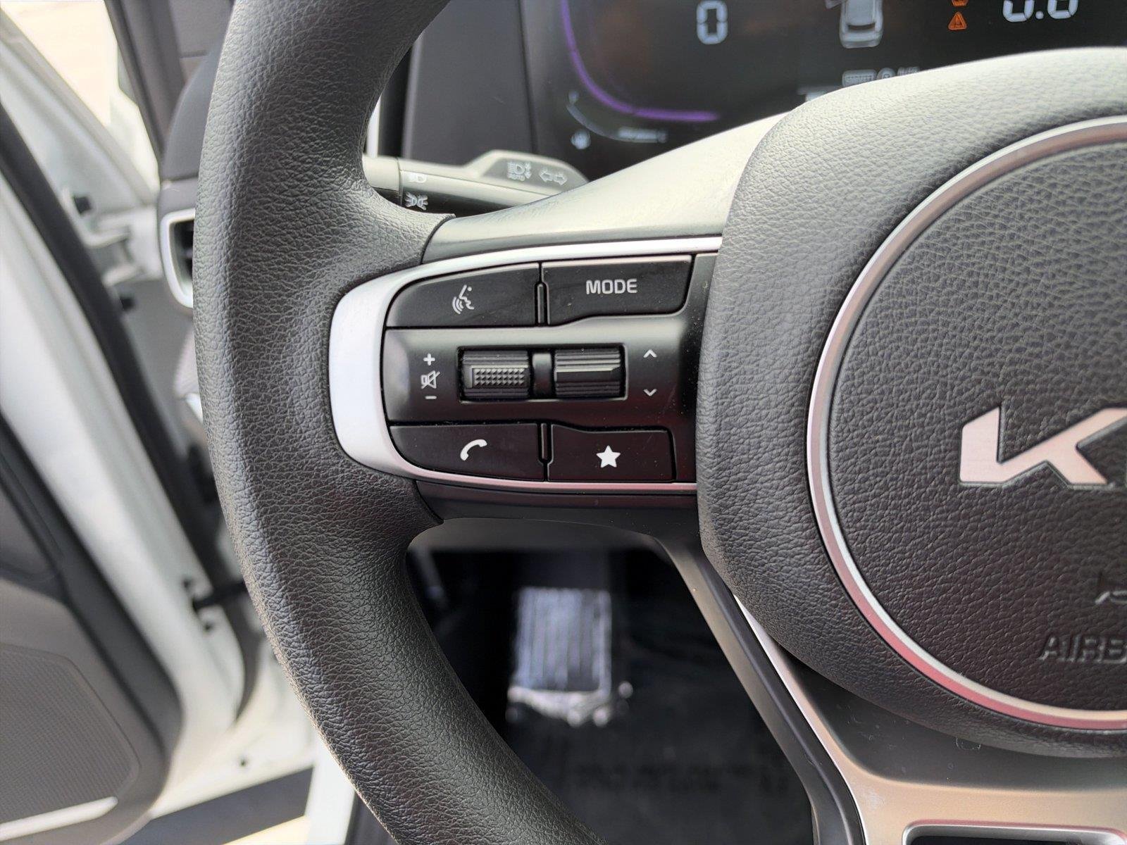 Certified Used 2025 Snow White Pearl Kia LX image 17