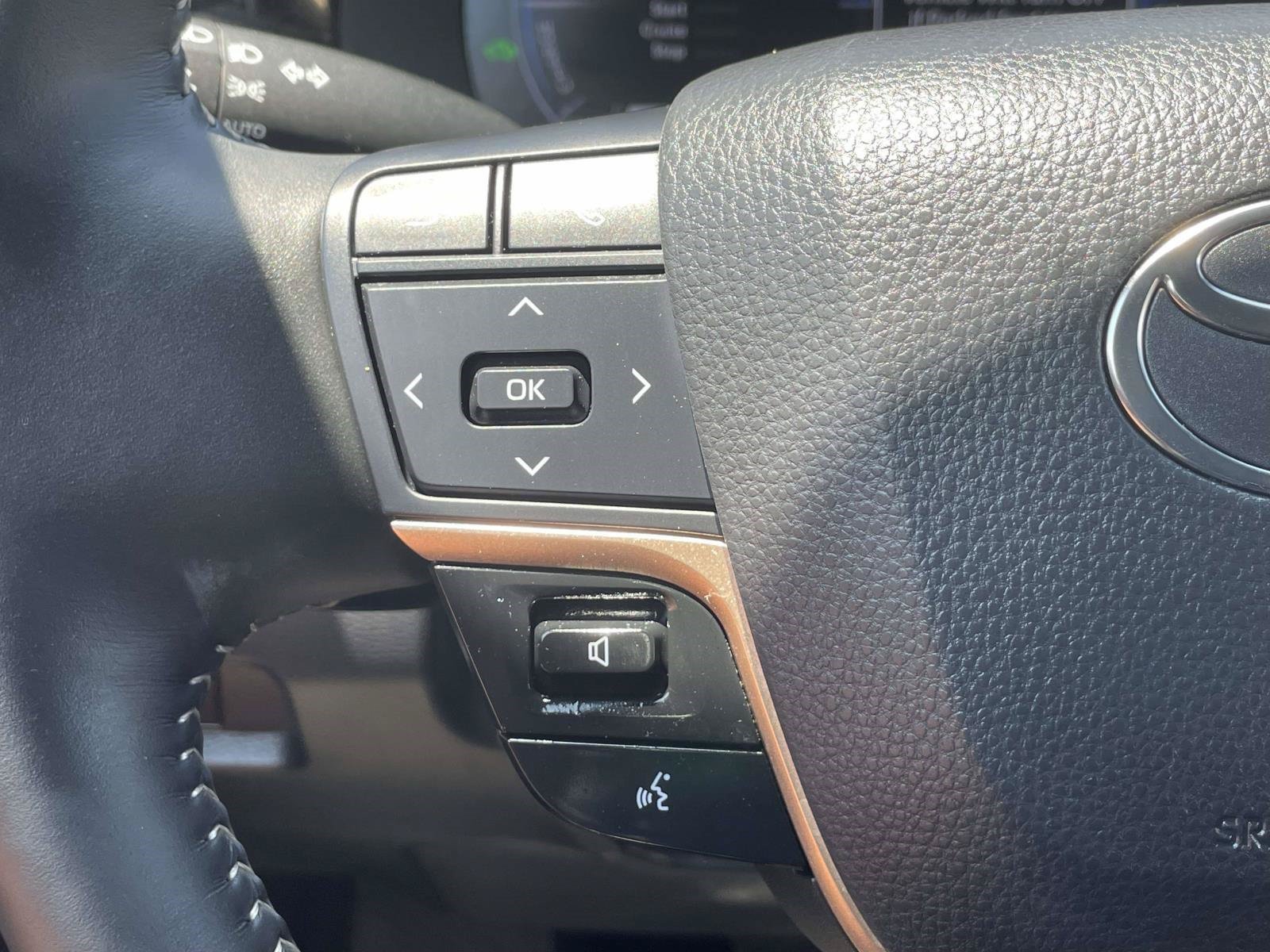 Used 2025 Oxygen White Toyota XLE image 25