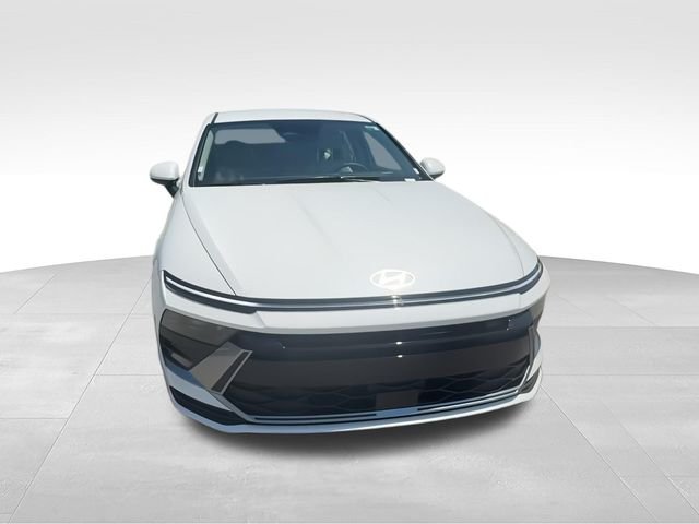 Used 2025 White Hyundai SE image 3