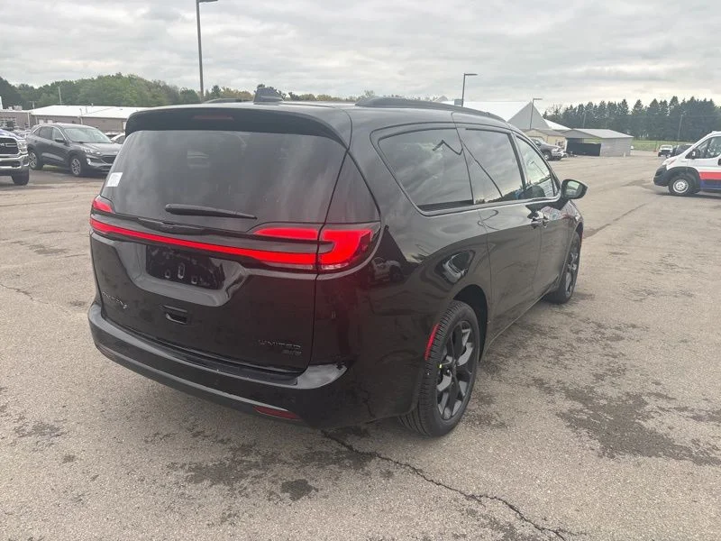 2026 Chrysler Pacifica Limited - Photo 3