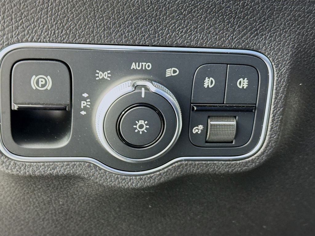 Used 2025 Black Mercedes-Benz GLB 250 image 11