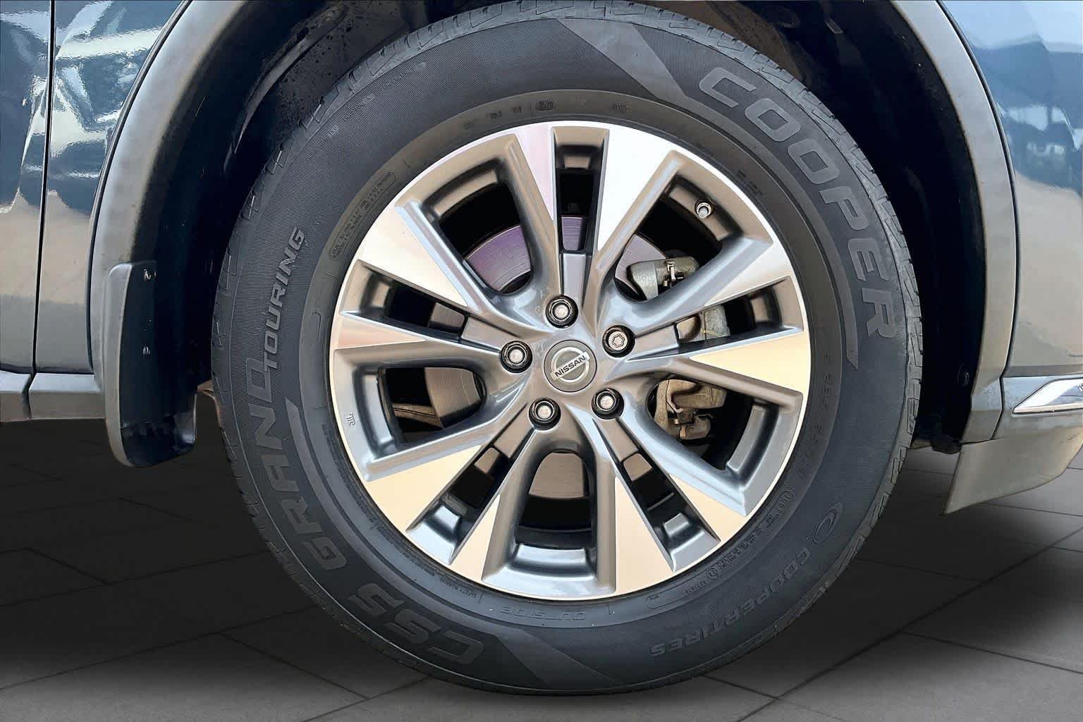 Used 2016 Arctic Blue Metallic Nissan SL image 11