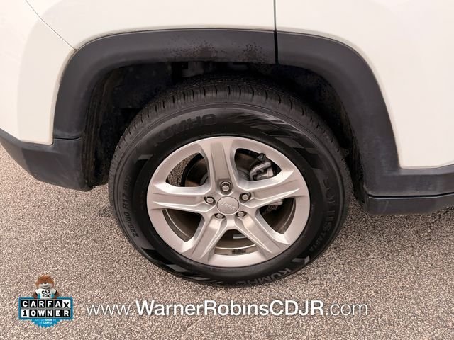 Used 2024 White Jeep Latitude image 17