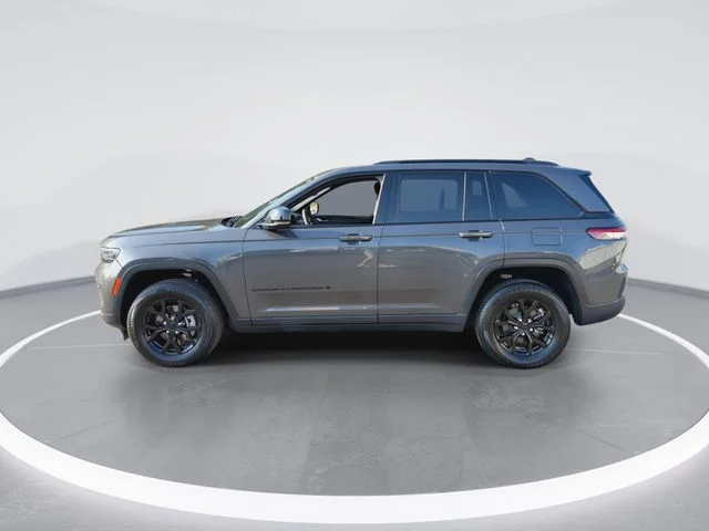 Used 2024 Gray Jeep Altitude image 5