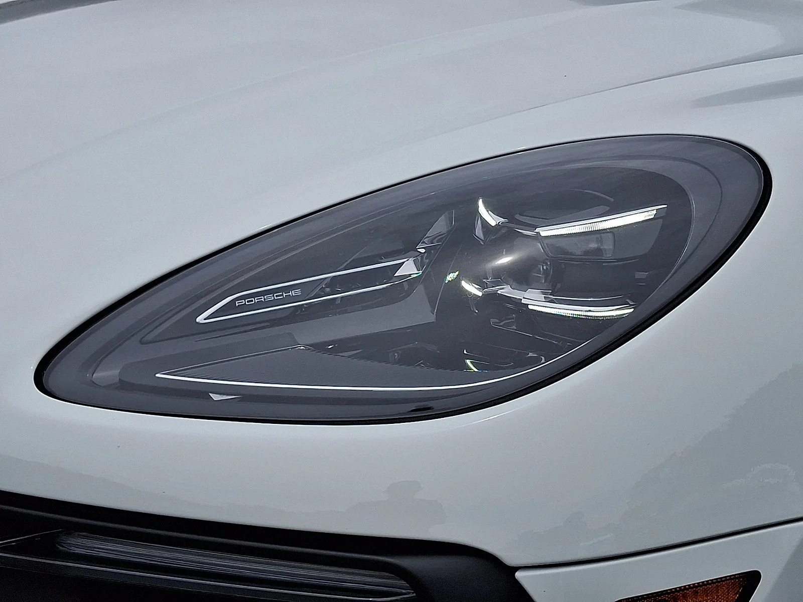 Used 2022 White   0Q Porsche  image 9