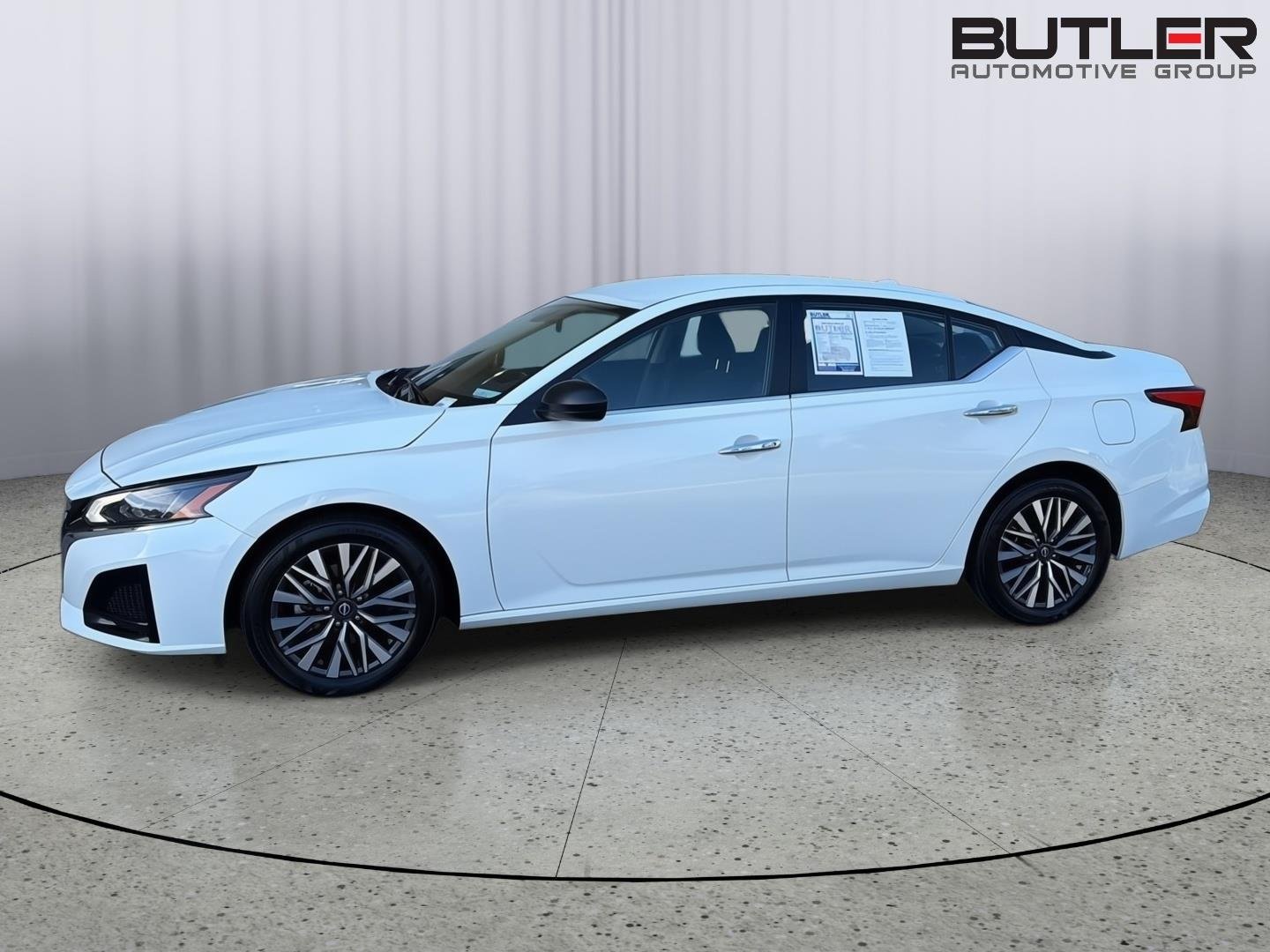 Used 2025 Glacier White Nissan SV image 3