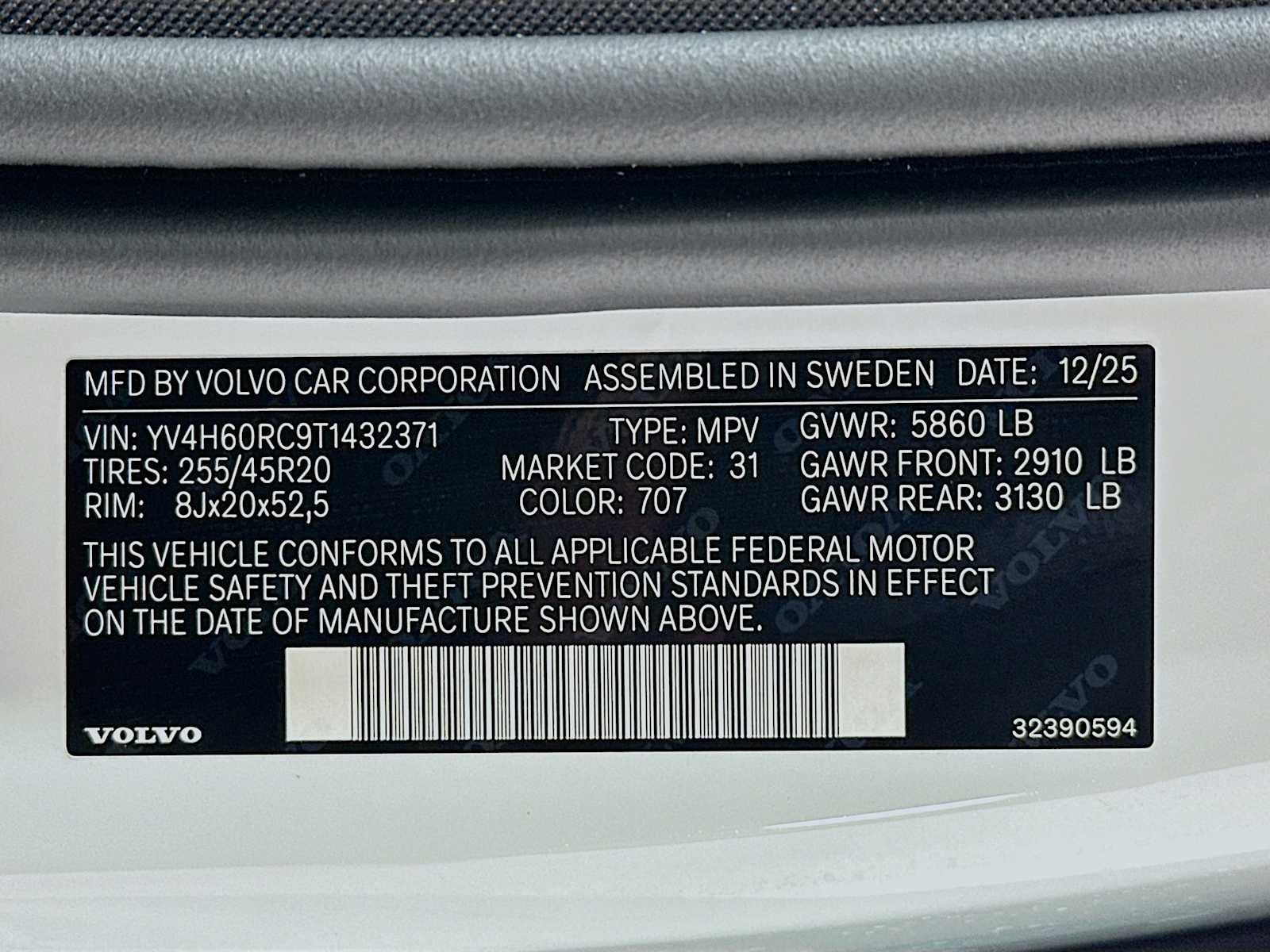 New 2026 Crystal White Volvo Plus image 28