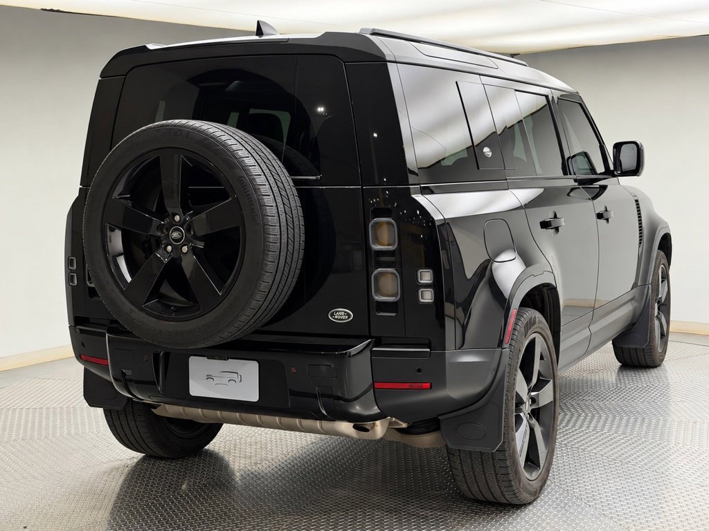 Used 2022 Santorini Black Metallic Land Rover SE image 3