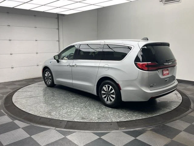 Used 2024 Silver Mist Clearcoat Chrysler Hybrid Select image 2