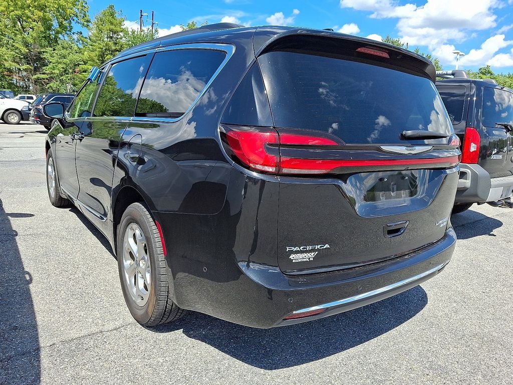 Used 2022 Black Chrysler Limited image 4