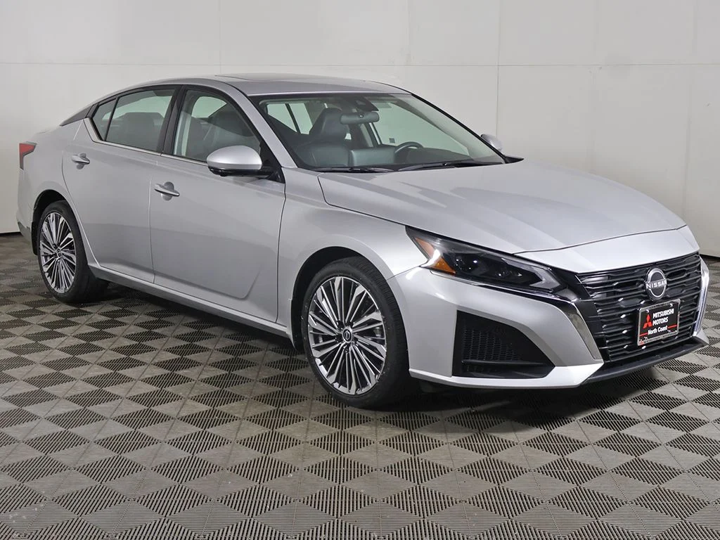 Used 2024 Silver Nissan 2.5 SL image 2