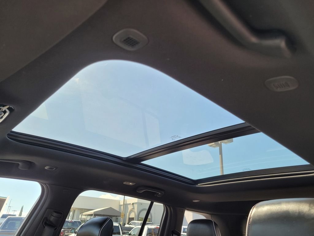 Used 2022 Gray Jeep Summit 4xe image 17