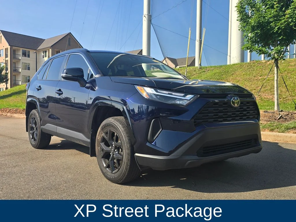 Used 2025  Toyota XLE image 2