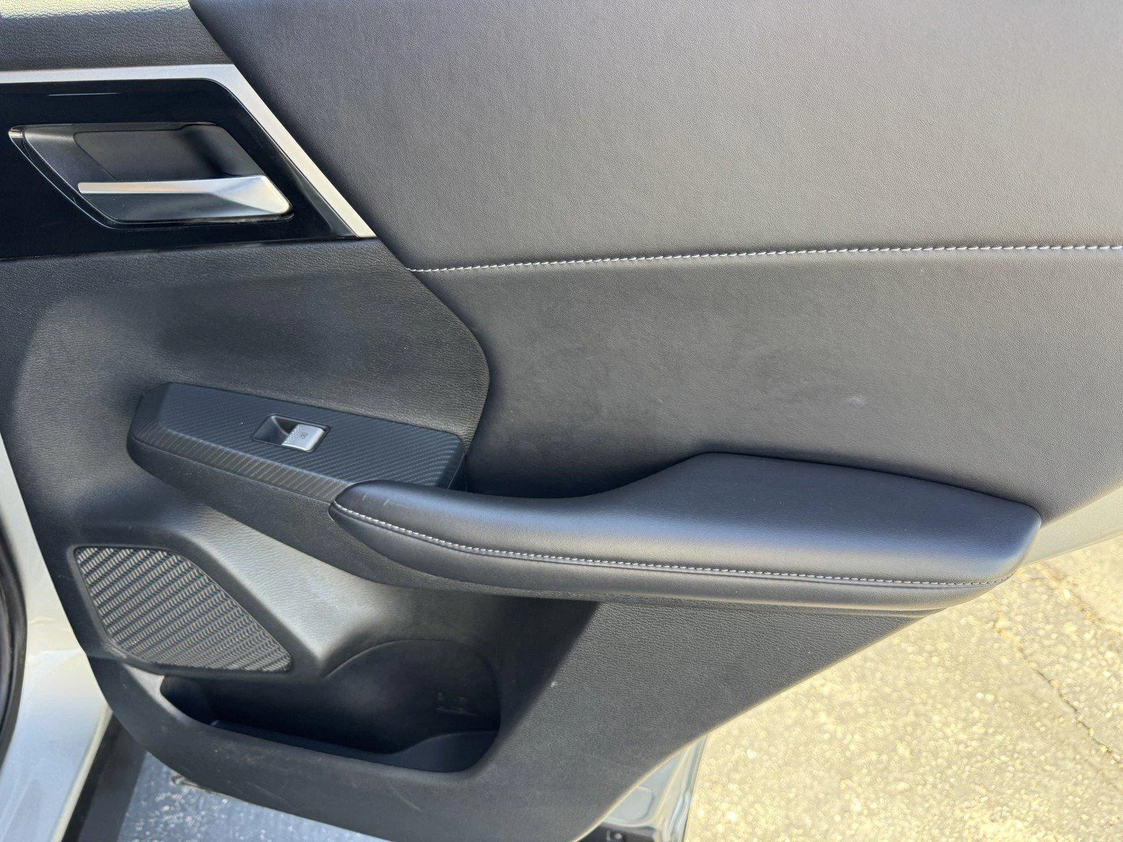 Used 2024  Mitsubishi SE image 11