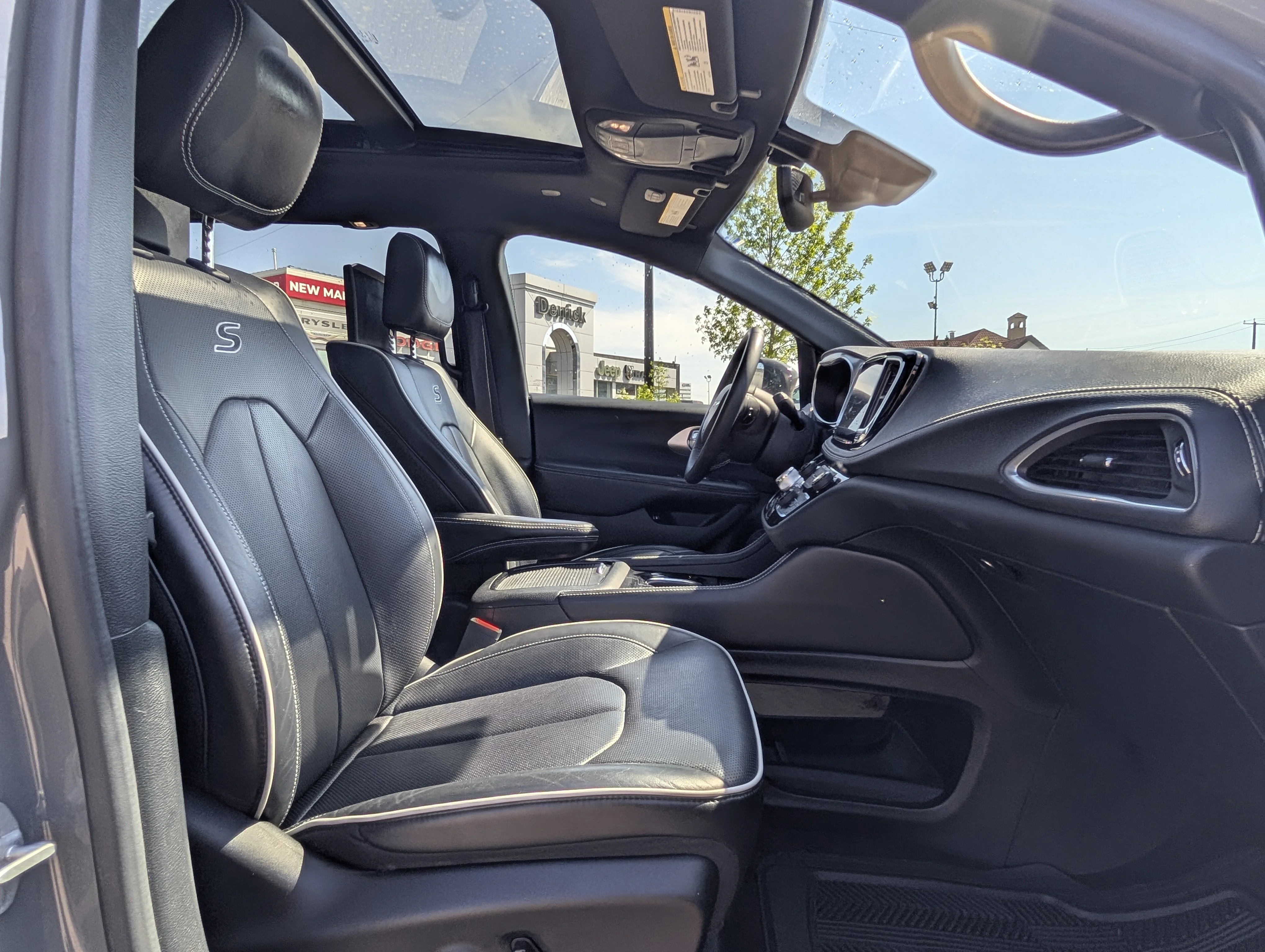 Used 2022 Ceramic Grey Chrysler Limited image 23