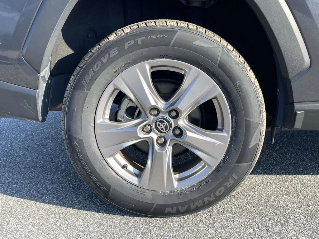 2025 Toyota RAV4 XLE - Photo 31