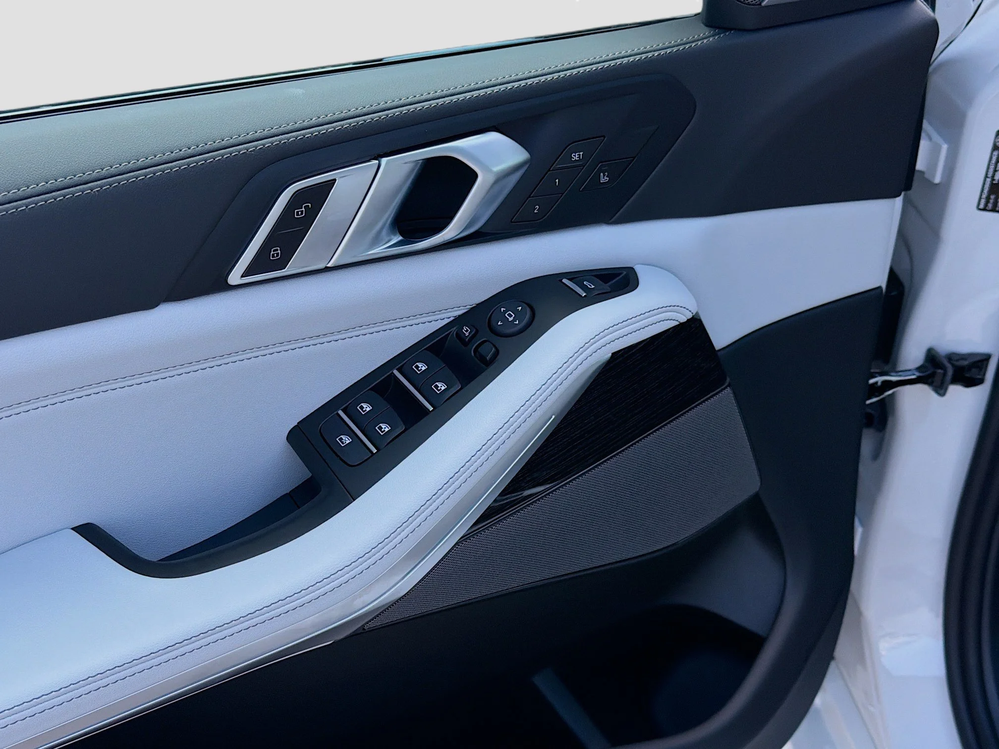 New 2026 Mineral White Metallic BMW xDrive40i image 22