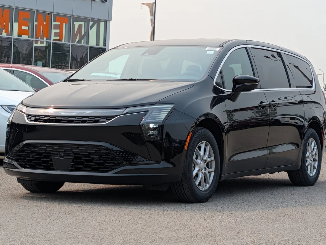New 2027 Black Chrysler Select - - FWD - Stow n Go Seating - Adaptive Cruise - Apple CarPlay & More! image 4
