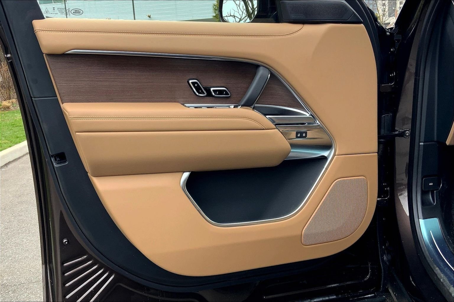 New 2026 Tourmaline Brown in Gloss finish LAND ROVER SE 7 Seats image 10