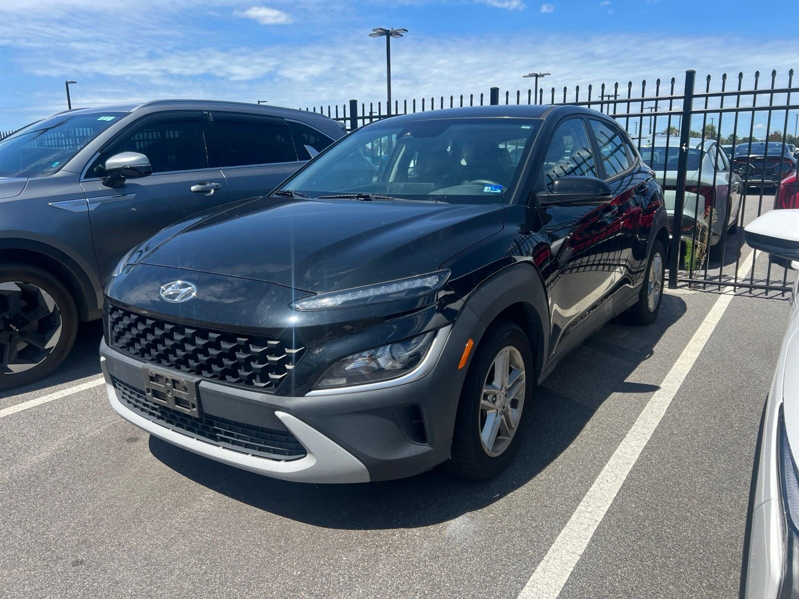 Used 2022 Black Hyundai SE image 3