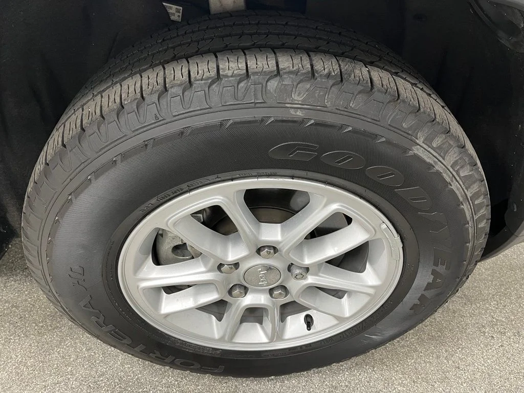 Used 2020 White Jeep Laredo E image 18