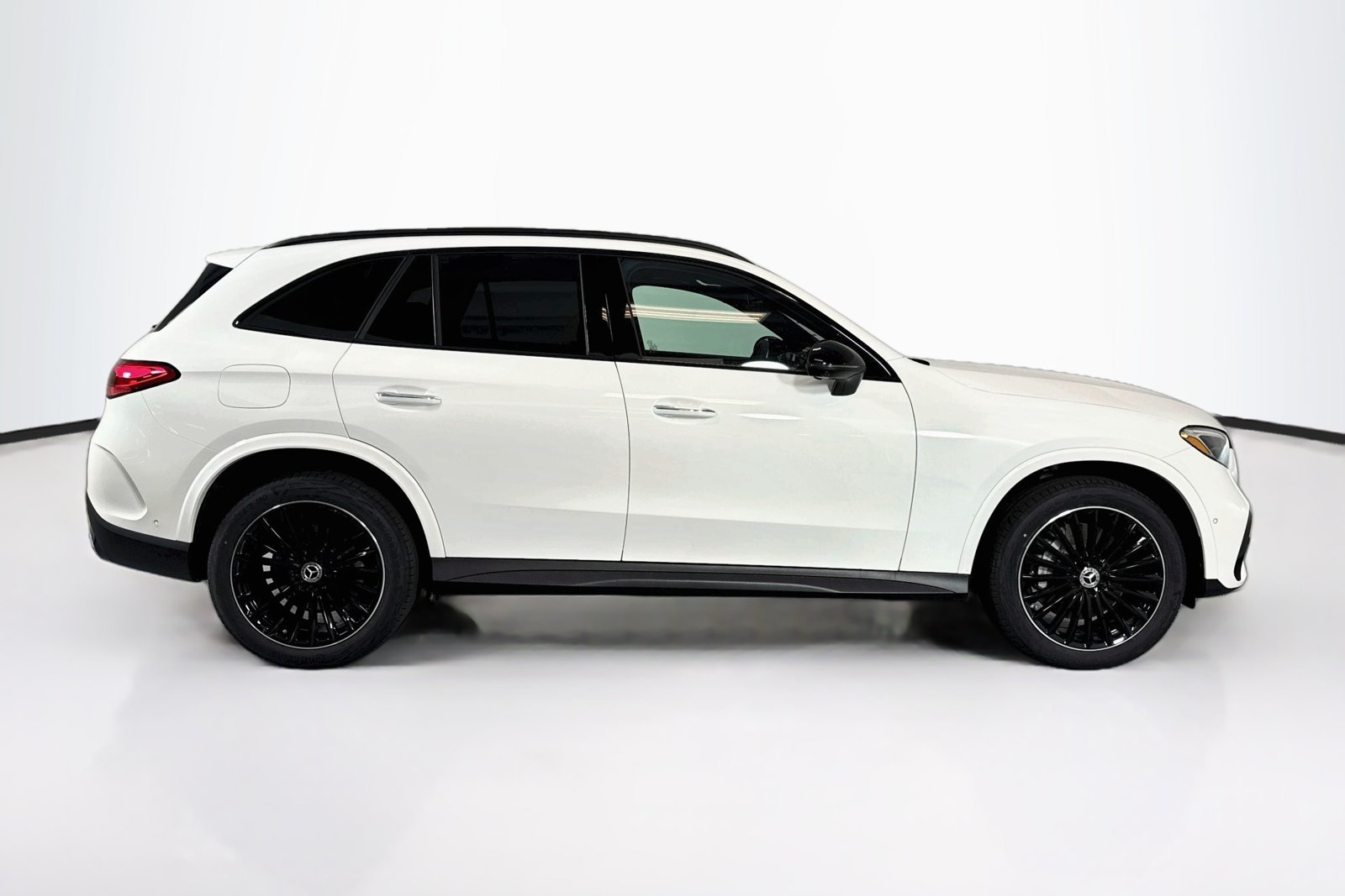 New 2026 Polar White Mercedes-Benz GLC 300 image 4