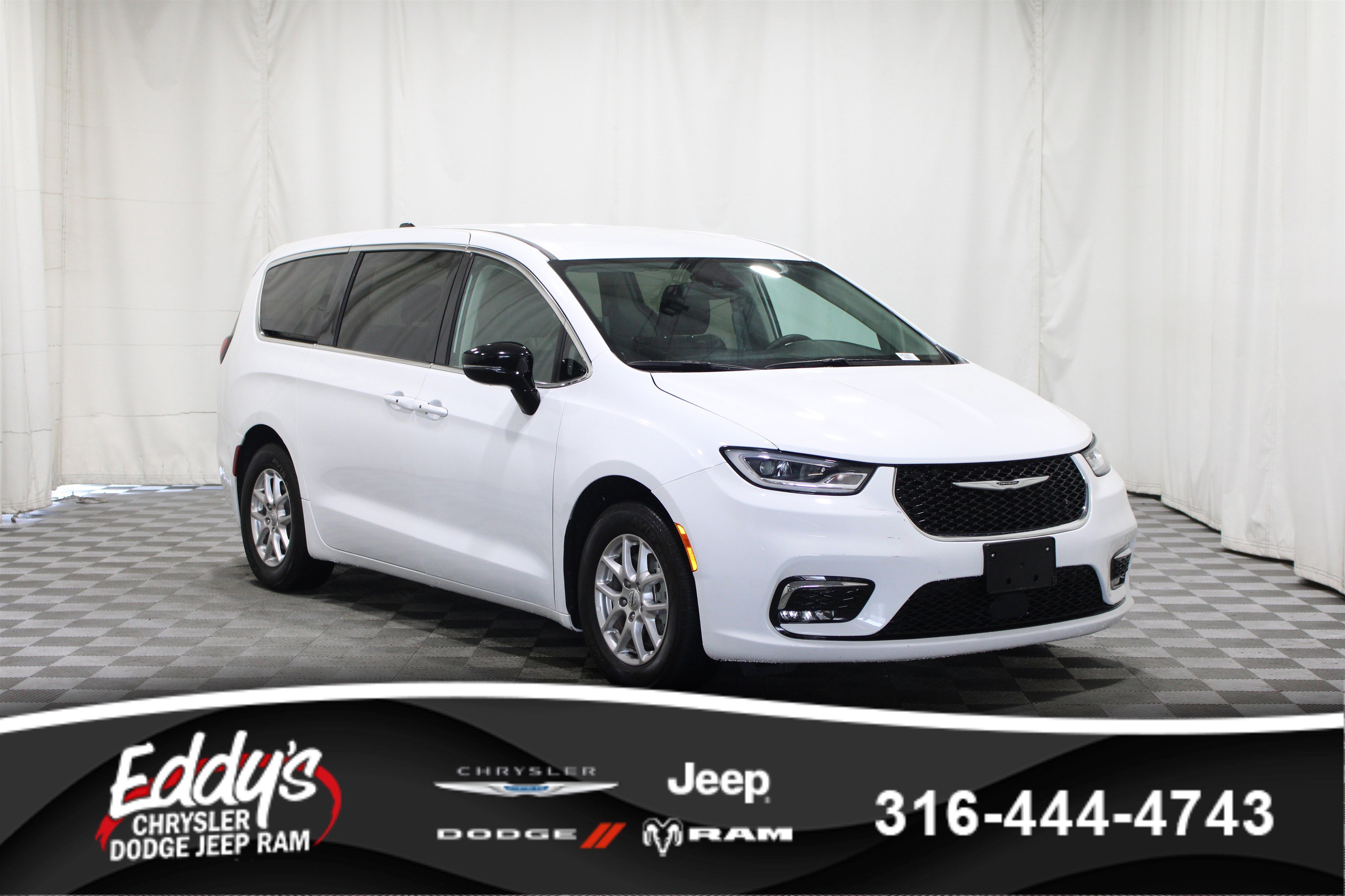 2024 Chrysler Pacifica Touring L's photo