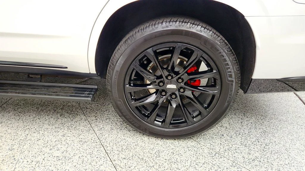 Used 2022 Crystal White Tricoat Cadillac Sport 4WD w/ Touring Pkg & Sport Performance Pkg image 9