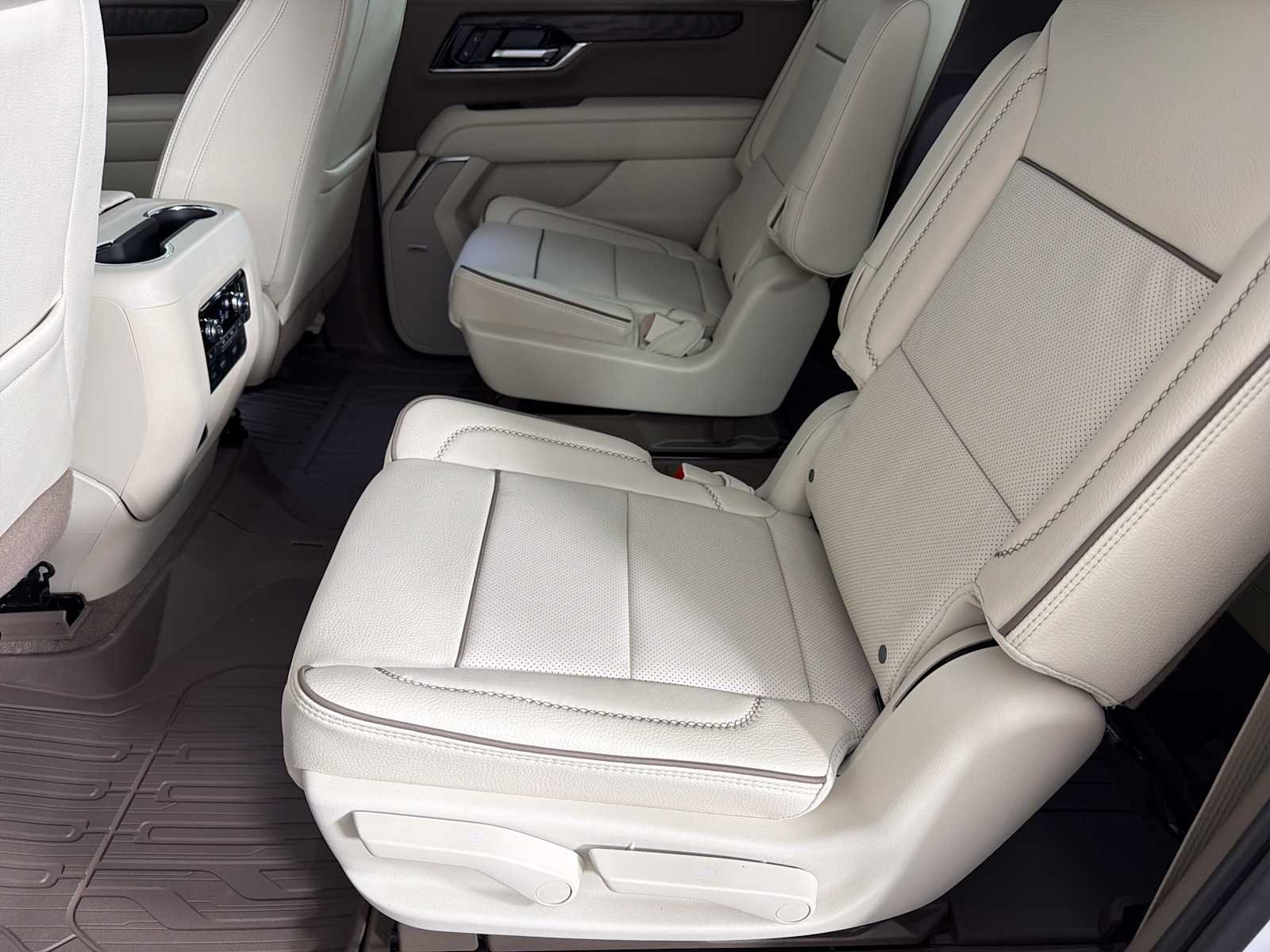 2026 GMC Yukon XL Denali - Photo 22