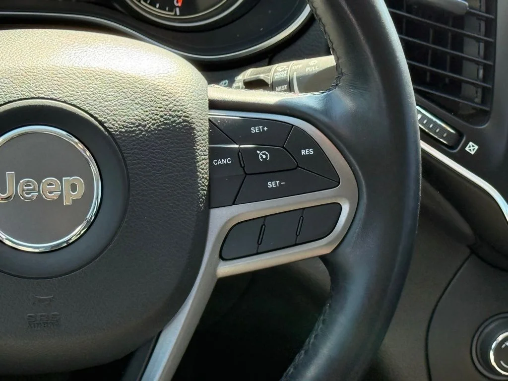 Used 2021 Black Jeep Latitude Lux image 24