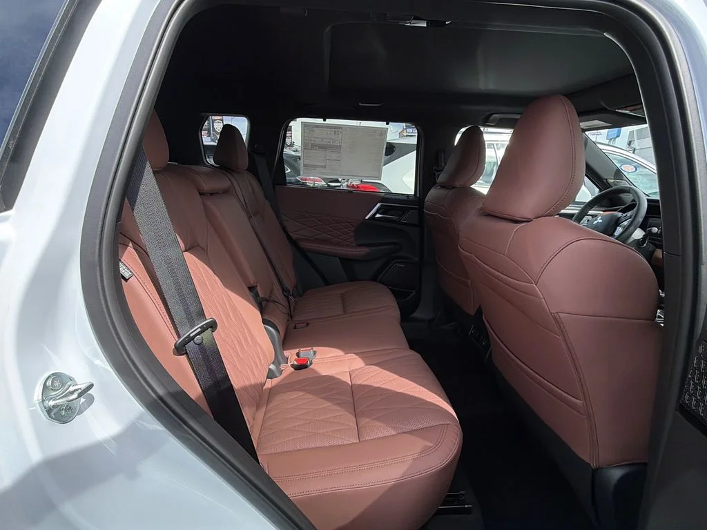 New 2026 White Diamond Mitsubishi SEL image 18