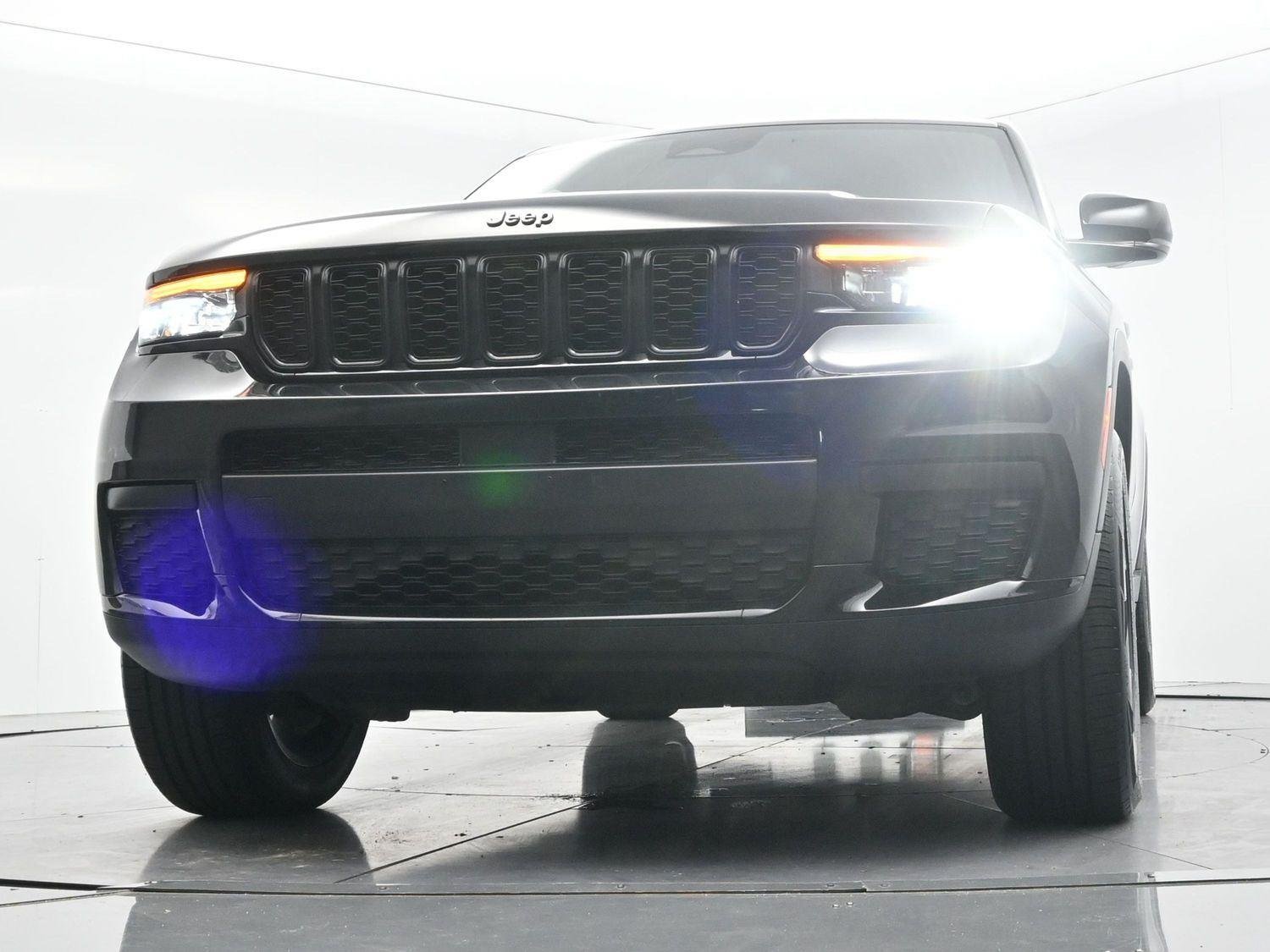 Used 2023 Diamond Black Crystal Pearlcoat Jeep Altitude image 41