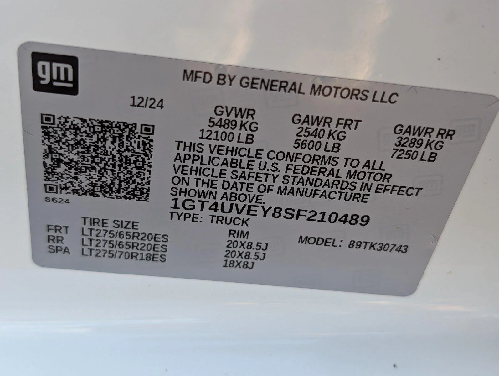 Used 2025 Summit White GMC AT4 image 43