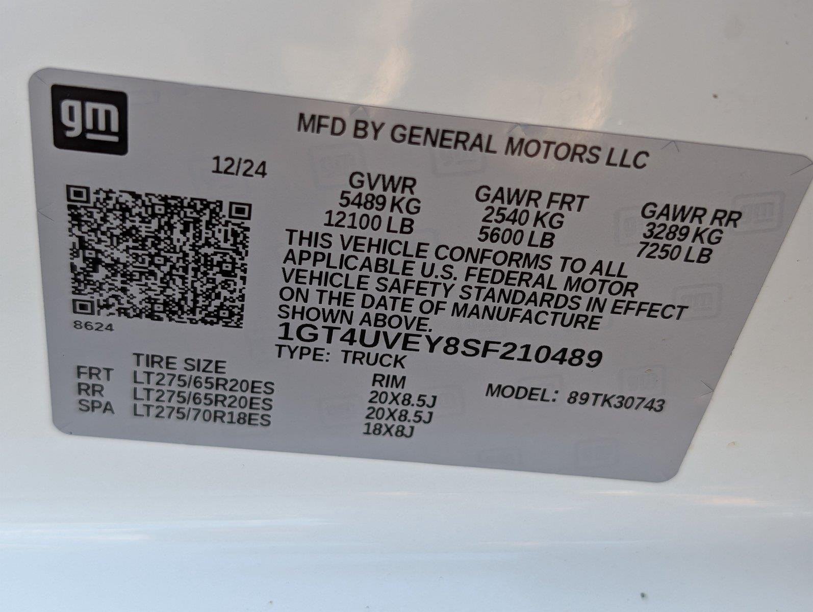 Used 2025 Summit White GMC AT4 image 43