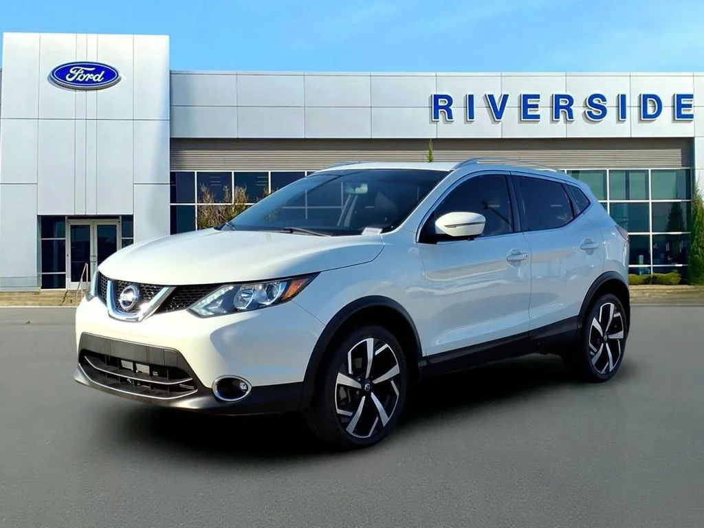 Used 2017 White Nissan SL image 3