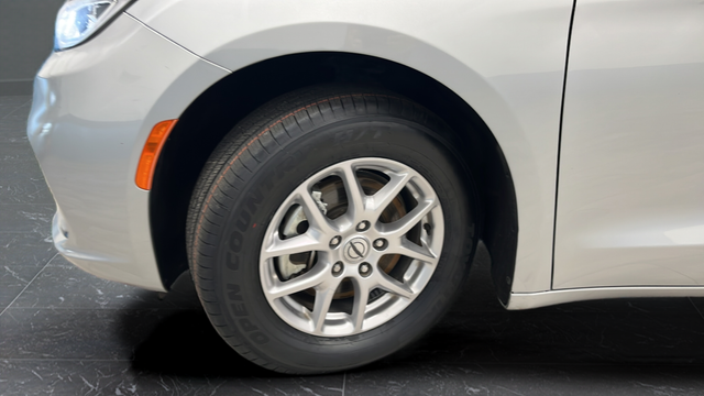 Used 2024 Silver Mist Clearcoat Chrysler Touring L image 35