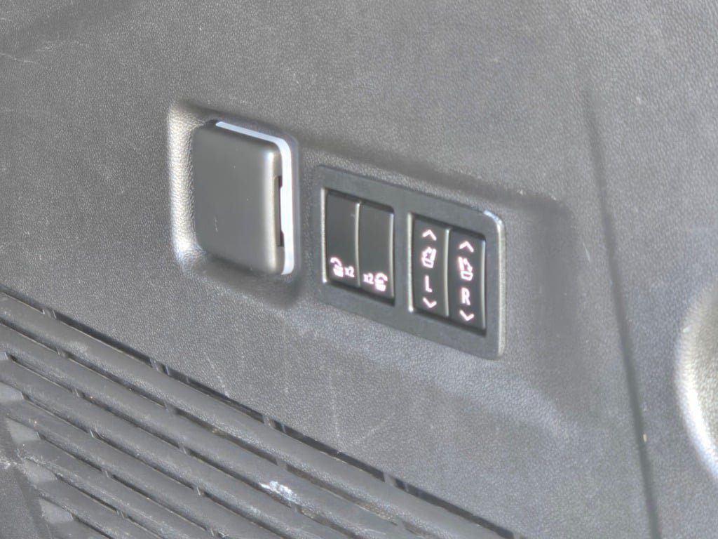2021 Chevrolet Suburban RST - Photo 16