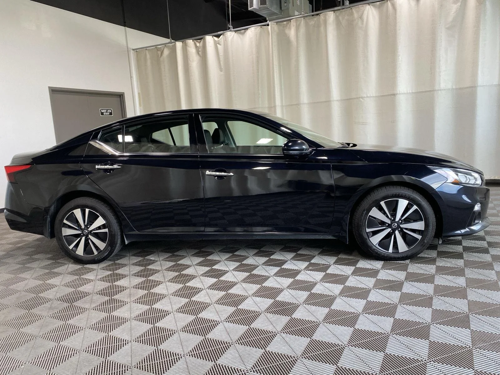 Used 2019 Super Black Nissan 2.5 SL image 8