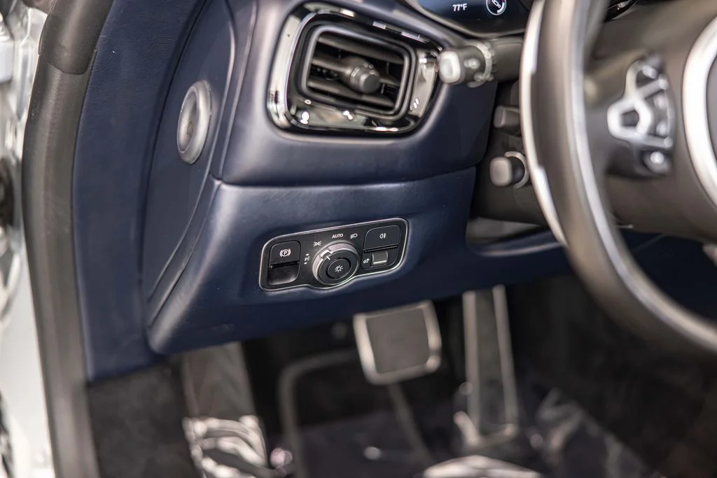 Used 2020 Silver Aston Martin Base image 18