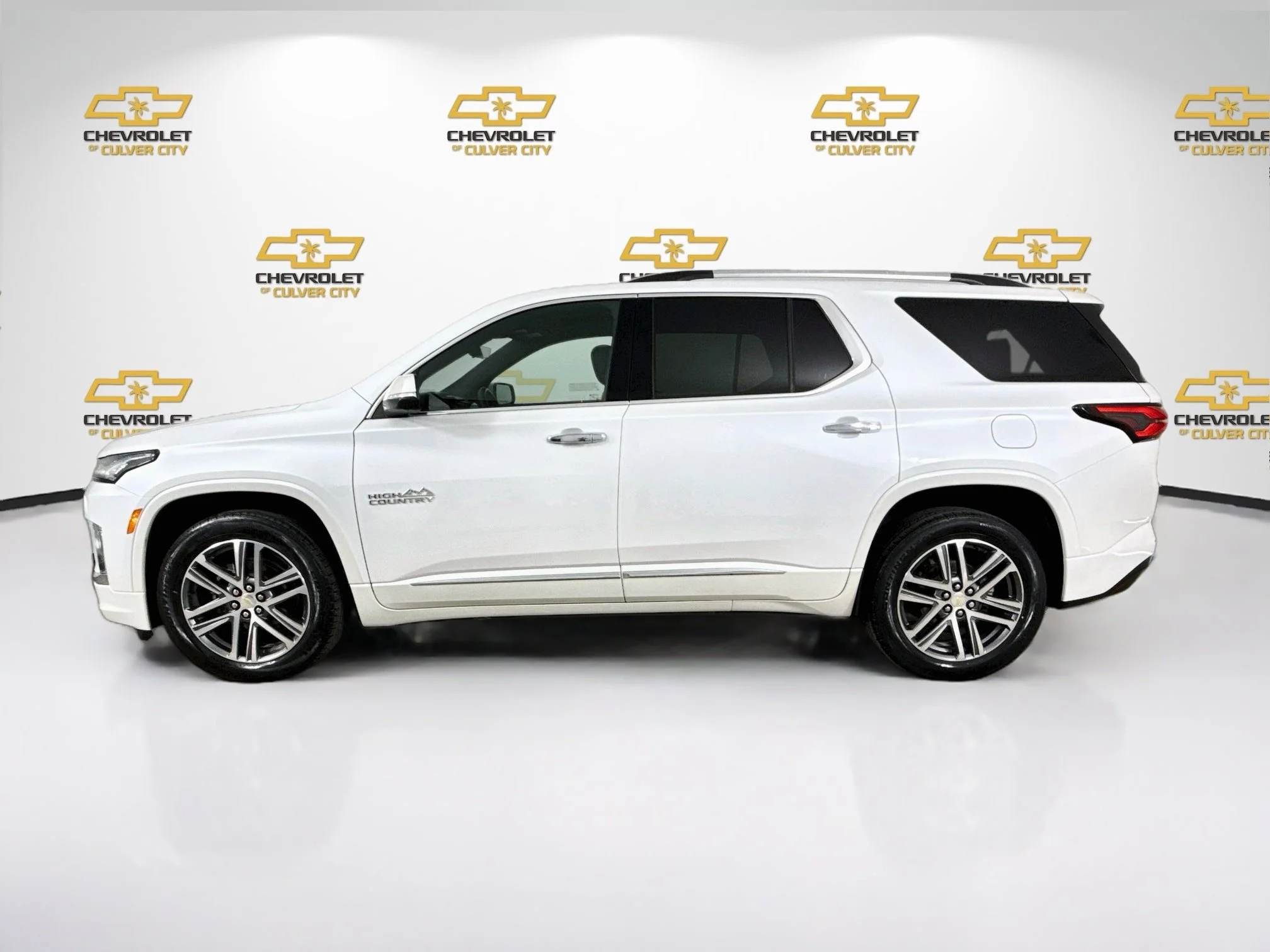 Used 2023 IRIDESCENT PEARL TRICOAT Chevrolet High Country image 5